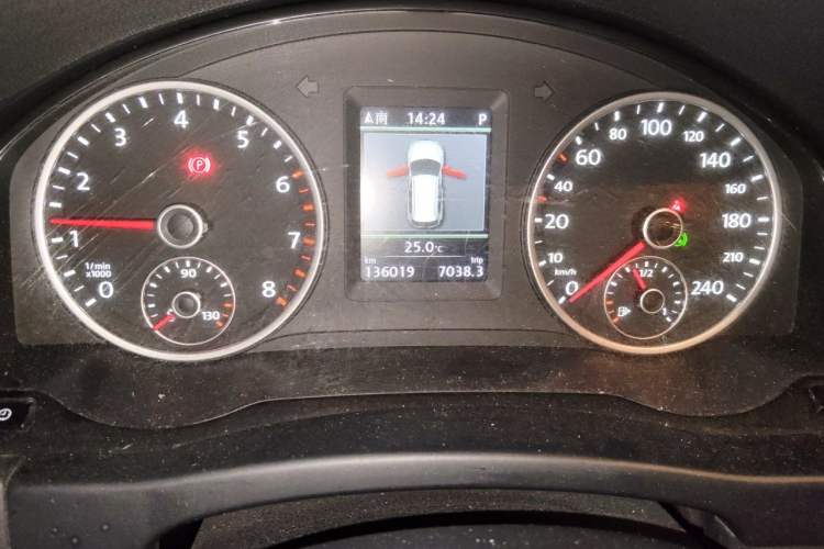 Used Volkswagen Tiguan 2013 1.8TSI Automatic Two-Wheel Drive Luxury Model Odometer Close Up