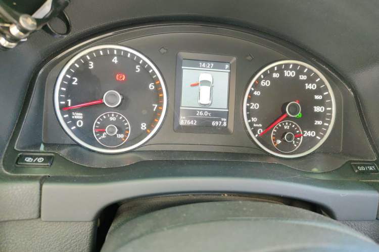 Used Volkswagen Tiguan 2013 1.8TSI Automatic Two-Wheel Drive Luxury Model Odometer Close Up