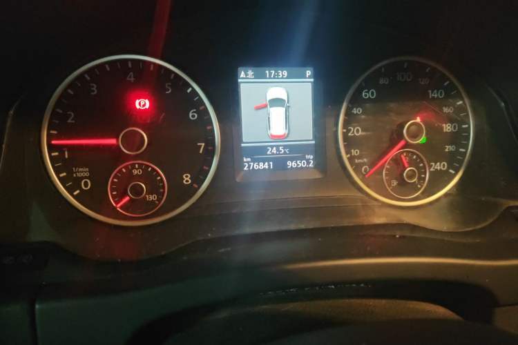 Used Volkswagen Tiguan 2013 1.8 TSI Automatic All-Wheel Drive Luxury Model Odometer Close Up