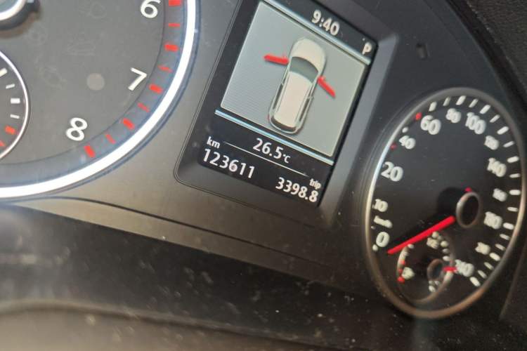 Used Volkswagen Tiguan 2013 1.8 TSI Automatic All-Wheel Drive Luxury Model Odometer Close Up
