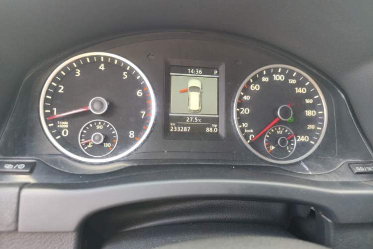Used Volkswagen Tiguan 2013 1.8TSI Automatic Two-Wheel Drive Luxury Model Odometer Close Up
