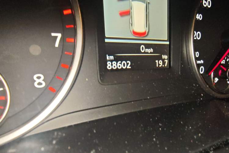 Used Volkswagen Tiguan 2013 1.8 TSI Automatic All-Wheel Drive Luxury Model Odometer Close Up