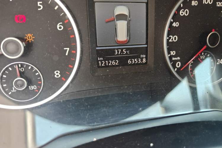 Used Volkswagen Tiguan 2013 1.8 TSI Automatic All-Wheel Drive Luxury Model Odometer Close Up