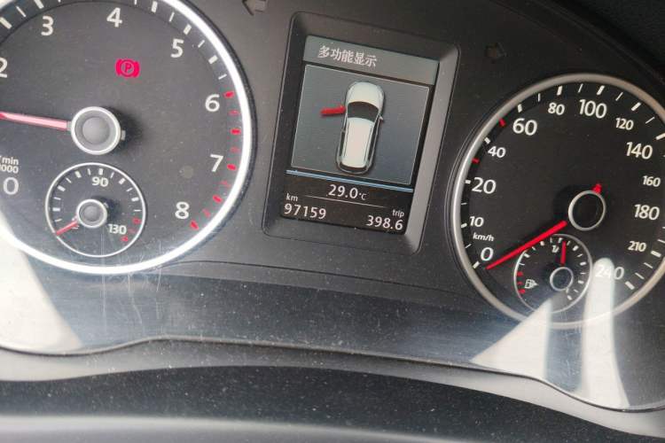 Used Volkswagen Tiguan 2013 1.8 TSI Automatic All-Wheel Drive Luxury Model Odometer Close Up
