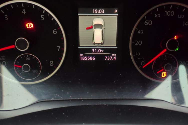 Used Volkswagen Tiguan 2013 1.8TSI Automatic Two-Wheel Drive Luxury Model Odometer Close Up