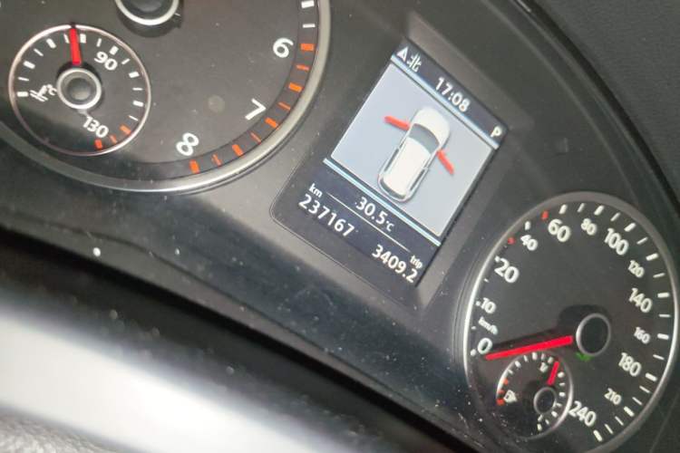 Used Volkswagen Tiguan 2013 1.8TSI Automatic Two-Wheel Drive Luxury Model Odometer Close Up