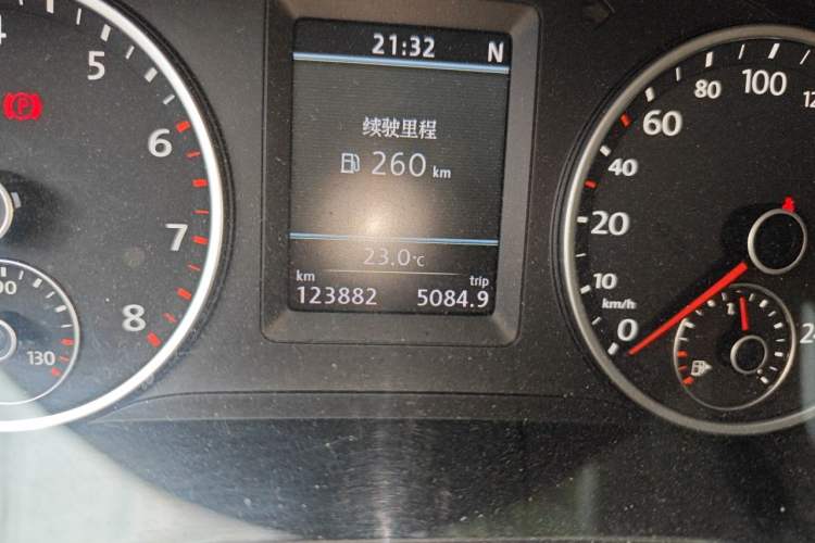 Used Volkswagen Tiguan 2013 1.8 TSI Automatic All-Wheel Drive Luxury Model Odometer Close Up