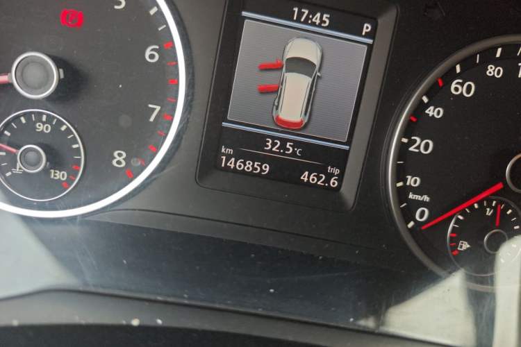 Used Volkswagen Tiguan 2013 1.8 TSI Automatic All-Wheel Drive Luxury Model Odometer Close Up