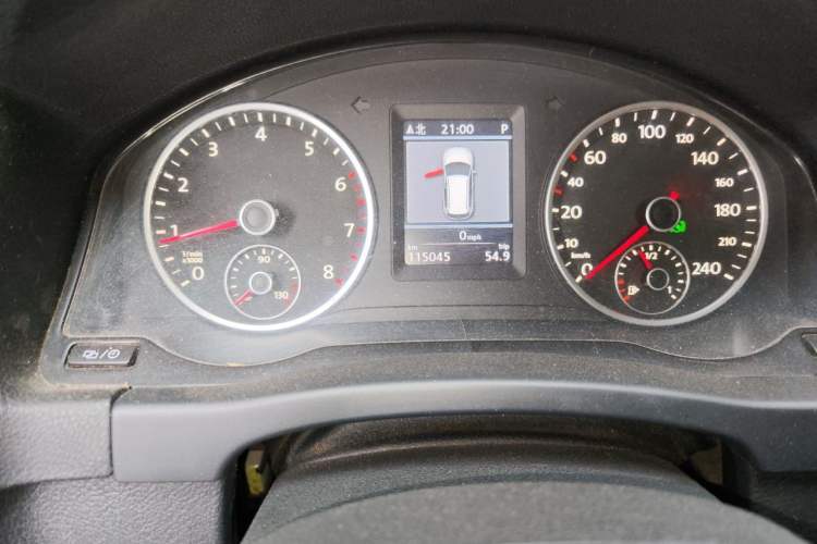 Used Volkswagen Tiguan 2013 1.8TSI Automatic Two-Wheel Drive Luxury Model Odometer Close Up