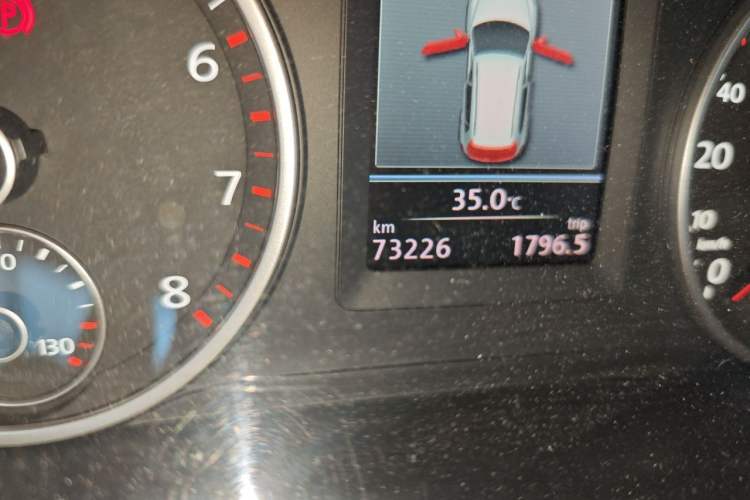 Used Volkswagen Tiguan 2013 1.8TSI Automatic Two-Wheel Drive Luxury Model Odometer Close Up