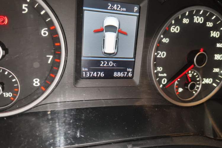 Used Volkswagen Tiguan 2013 1.8TSI Automatic Two-Wheel Drive Luxury Model Odometer Close Up