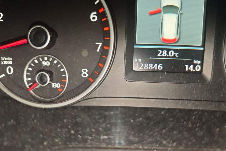 Used Volkswagen Tiguan 2013 1.8 TSI Automatic All-Wheel Drive Luxury Model Odometer Close Up