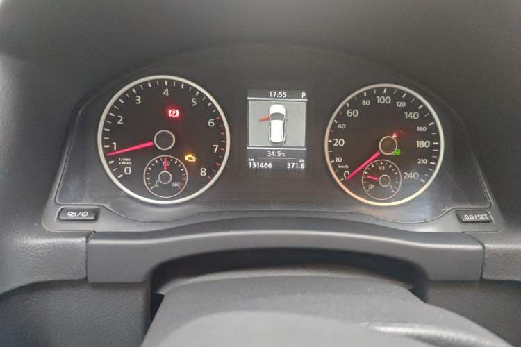 Used Volkswagen Tiguan 2013 1.8TSI Automatic Two-Wheel Drive Luxury Model Odometer Close Up