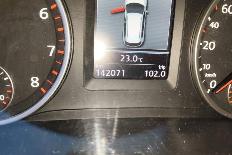 Used Volkswagen Tiguan 2013 1.8TSI Automatic Two-Wheel Drive Luxury Model Odometer Close Up