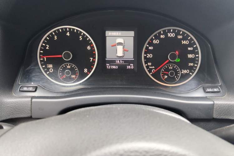 Used Volkswagen Tiguan 2013 2.0 TSI Automatic All-Wheel-Drive Flagship Edition Odometer Close Up