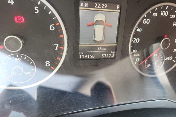 Used Volkswagen Tiguan 2013 1.8 TSI Automatic All-Wheel Drive Luxury Model Odometer Close Up