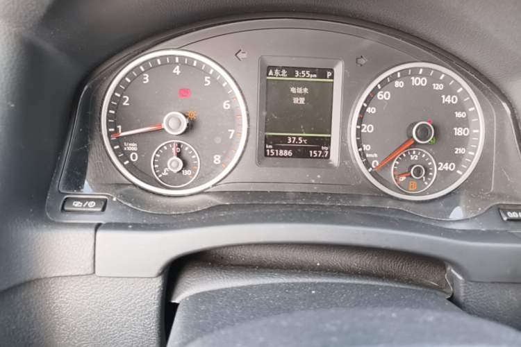 Used Volkswagen Tiguan 2013 1.8 TSI Automatic All-Wheel Drive Luxury Model Odometer Close Up