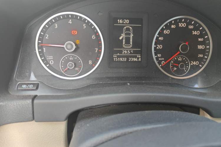 Used Volkswagen Tiguan 2013 1.8TSI Manual Two-Wheel Drive Trend Edition Odometer Close Up