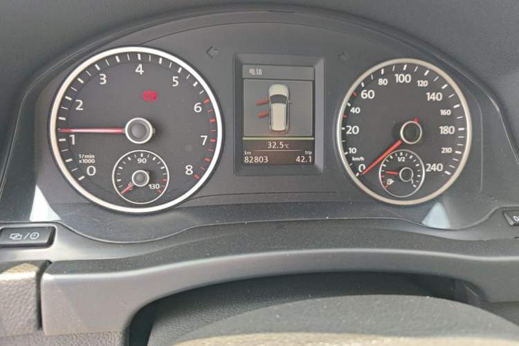 Used Volkswagen Tiguan 2013 2.0 TSI Automatic All-Wheel Drive Luxury Edition Odometer Close Up