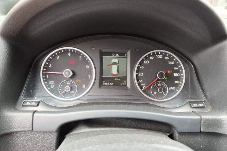 Used Volkswagen Tiguan 2013 1.8TSI Automatic Two-Wheel Drive Luxury Model Odometer Close Up