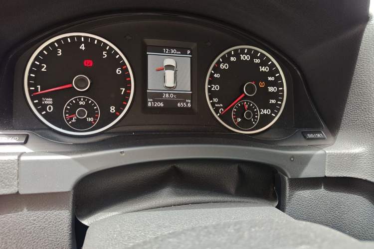 Used Volkswagen Tiguan 2013 1.8TSI Automatic Two-Wheel Drive Luxury Model Odometer Close Up