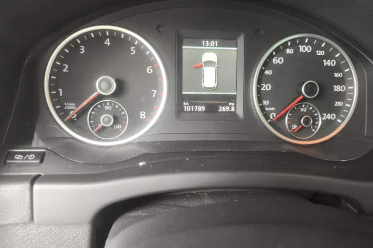 Used Volkswagen Tiguan 2013 2.0 TSI Automatic All-Wheel-Drive Flagship Edition Odometer Close Up
