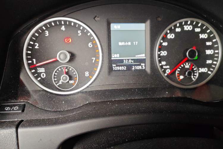 Used Volkswagen Tiguan 2013 1.8TSI Automatic Two-Wheel Drive Luxury Model Odometer Close Up