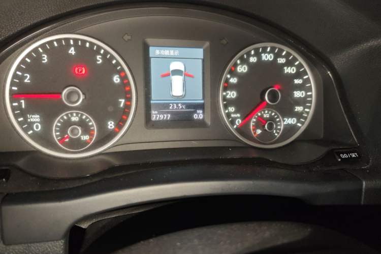 Used Volkswagen Tiguan 2013 1.8 TSI Automatic All-Wheel Drive Luxury Model Odometer Close Up