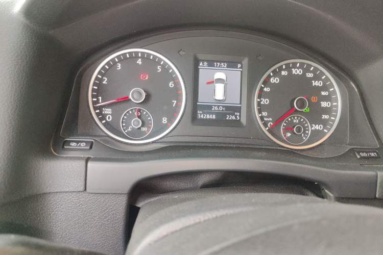 Used Volkswagen Tiguan 2013 1.8TSI Automatic Two-Wheel Drive Luxury Model Odometer Close Up