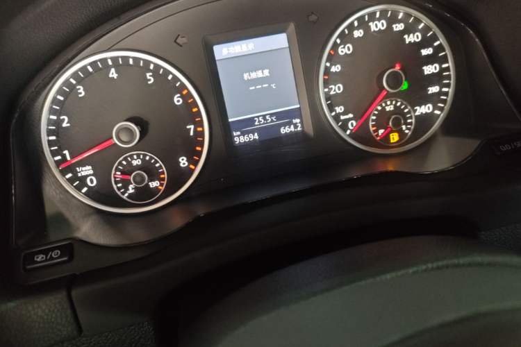 Used Volkswagen Tiguan 2013 1.8TSI Automatic Two-Wheel Drive Luxury Model Odometer Close Up