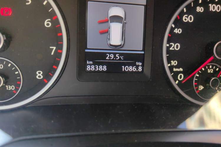 Used Volkswagen Tiguan 2013 1.8TSI Automatic Two-Wheel Drive Luxury Model Odometer Close Up