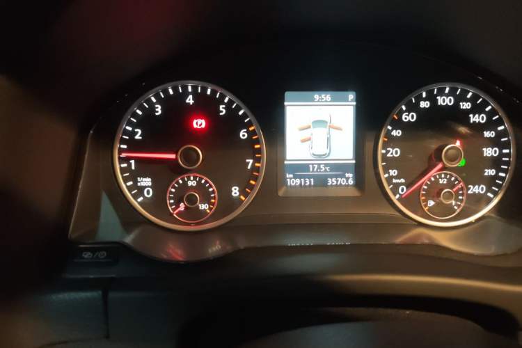 Used Volkswagen Tiguan 2013 1.8 TSI Automatic All-Wheel Drive Luxury Model Odometer Close Up