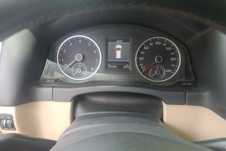 Used Volkswagen Tiguan 2013 1.8 TSI Automatic All-Wheel Drive Luxury Model Odometer Close Up