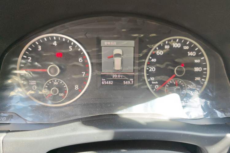 Used Volkswagen Tiguan 2013 1.8TSI Automatic Two-Wheel Drive Luxury Model Odometer Close Up
