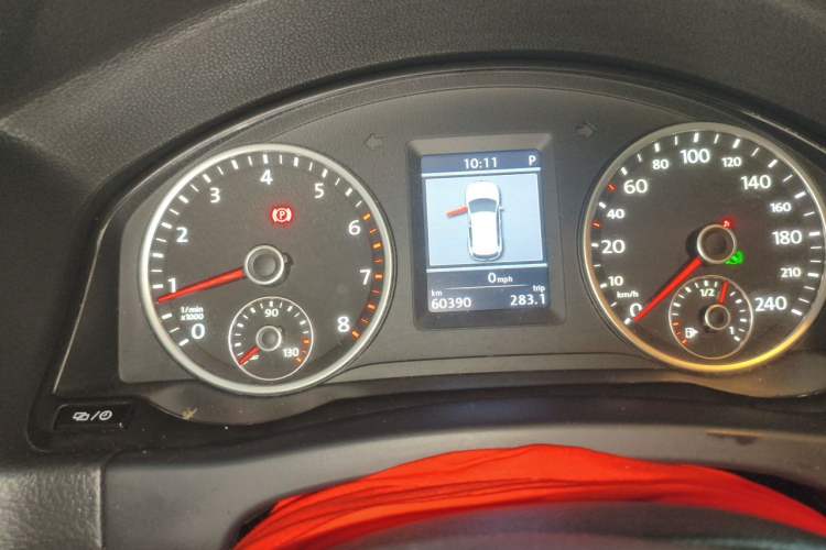 Used Volkswagen Tiguan 2013 2.0 TSI Automatic All-Wheel-Drive Flagship Edition Odometer Close Up