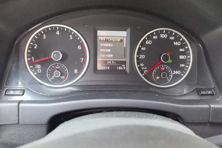 Used Volkswagen Tiguan 2013 1.8 TSI Automatic All-Wheel Drive Luxury Model Odometer Close Up