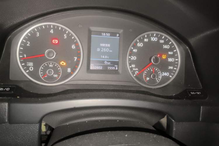 Used Volkswagen Tiguan 2013 1.8 TSI Automatic All-Wheel Drive Luxury Model Odometer Close Up