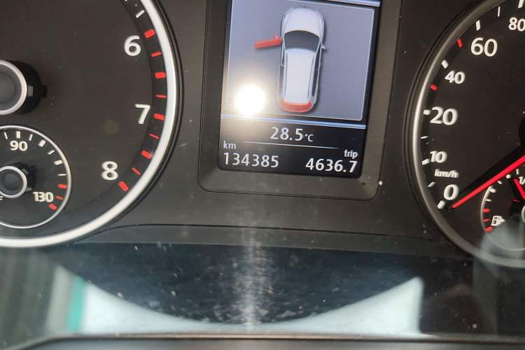 Used Volkswagen Tiguan 2013 1.8TSI Automatic Two-Wheel Drive Luxury Model Odometer Close Up