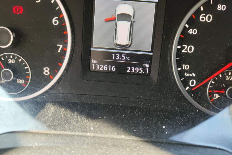 Used Volkswagen Tiguan 2013 1.8TSI Automatic Two-Wheel Drive Luxury Model Odometer Close Up