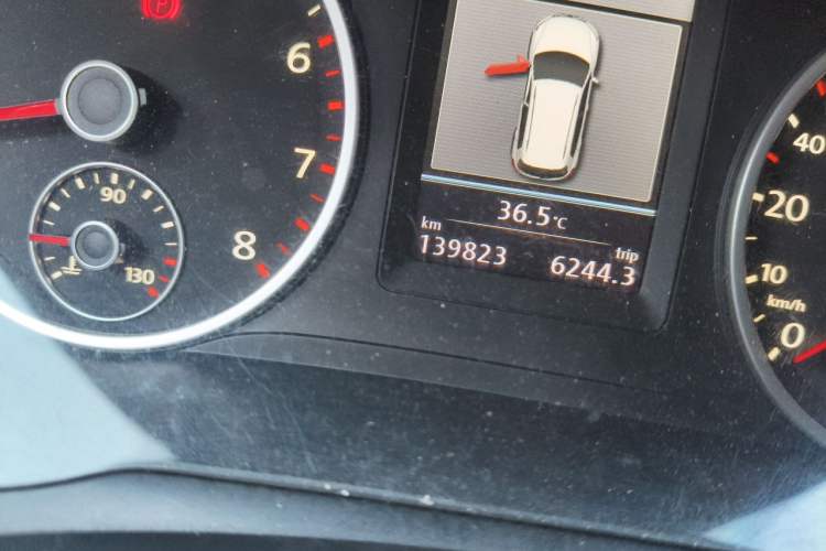 Used Volkswagen Tiguan 2013 1.8TSI Automatic Two-Wheel Drive Luxury Model Odometer Close Up