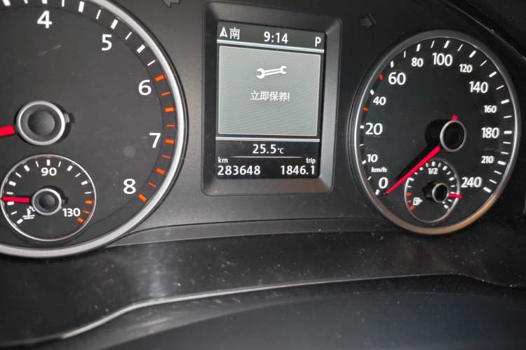 Used Volkswagen Tiguan 2013 1.8 TSI Automatic All-Wheel Drive Luxury Model Odometer Close Up
