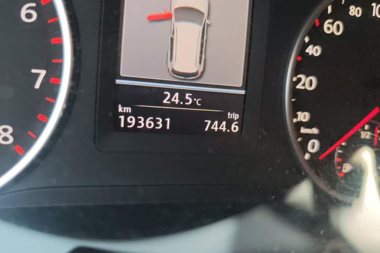 Used Volkswagen Tiguan 2013 1.8 TSI Automatic All-Wheel Drive Luxury Model Odometer Close Up