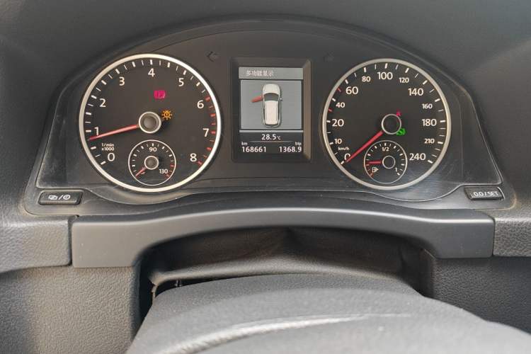 Used Volkswagen Tiguan 2013 1.8 TSI Automatic All-Wheel Drive Luxury Model Odometer Close Up