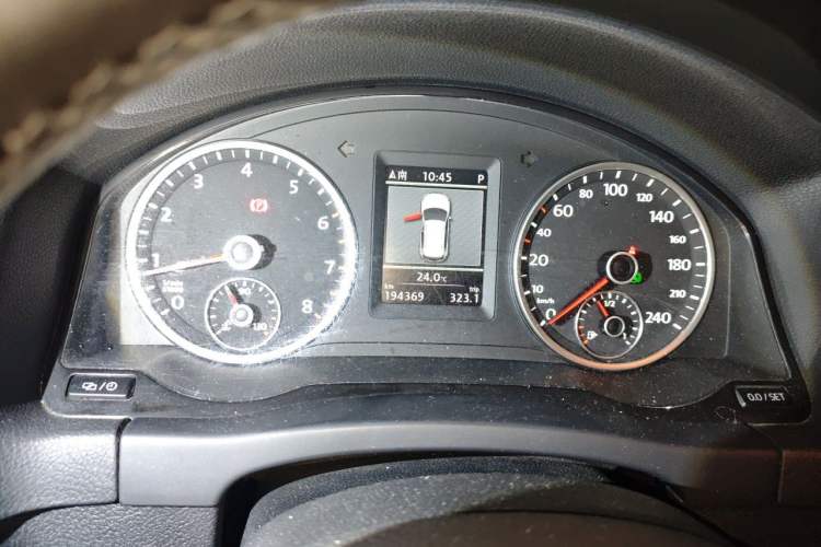 Used Volkswagen Tiguan 2013 1.8TSI Automatic Two-Wheel Drive Luxury Model Odometer Close Up