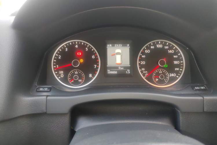 Used Volkswagen Tiguan 2013 1.8 TSI Automatic All-Wheel Drive Luxury Model Odometer Close Up