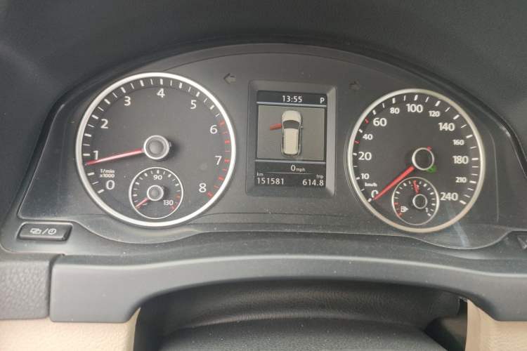 Used Volkswagen Tiguan 2013 1.8 TSI Automatic All-Wheel Drive Luxury Model Odometer Close Up