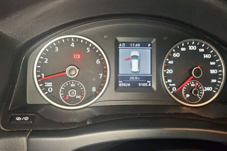 Used Volkswagen Tiguan 2013 1.8TSI Automatic Two-Wheel Drive Luxury Model Odometer Close Up