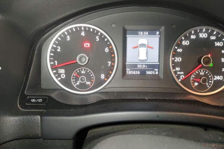 Used Volkswagen Tiguan 2013 2.0 TSI Automatic All-Wheel-Drive Flagship Edition Odometer Close Up