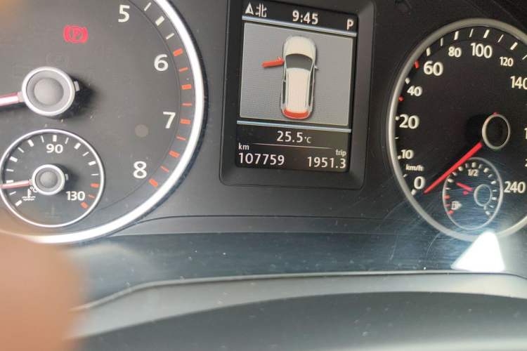 Used Volkswagen Tiguan 2013 1.8 TSI Automatic All-Wheel Drive Luxury Model Odometer Close Up