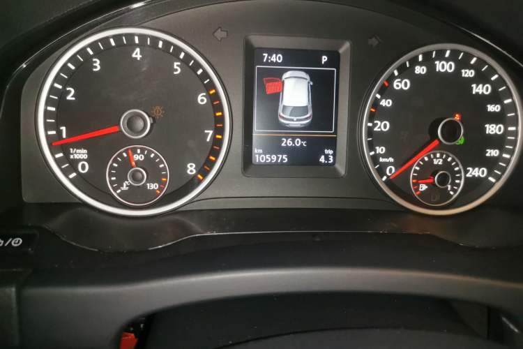 Used Volkswagen Tiguan 2013 1.8TSI Automatic Two-Wheel Drive Luxury Model Odometer Close Up